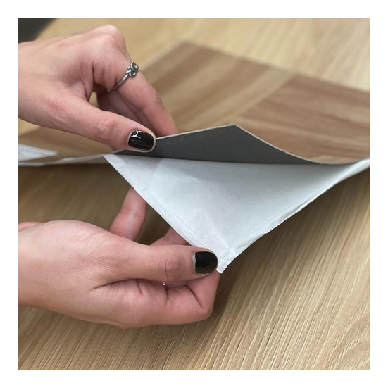 Piso Vinilico Baldosa Autoadhesiva Facil Colocacion X Unidad - Imagen 4